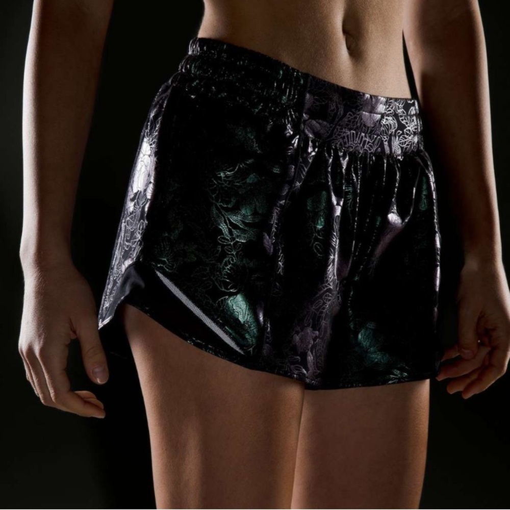 Lululemon Hotty Hot Low-Rise Lined Short 4" Floral Iridescent Women’s Sz 6